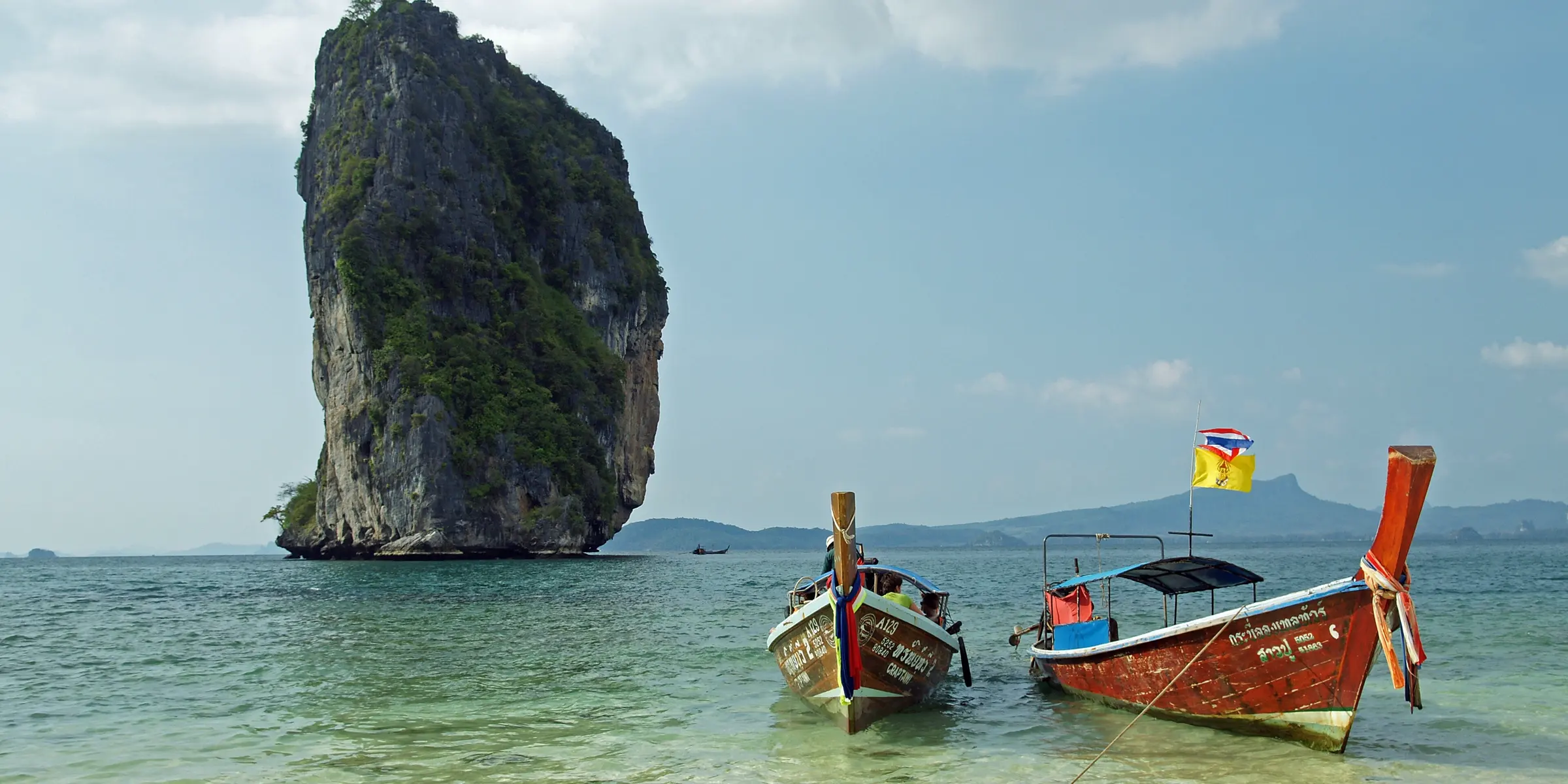 เขาหินปูนและเรือหางยาวที่เกาะปอดะ จังหวัดกระบี่